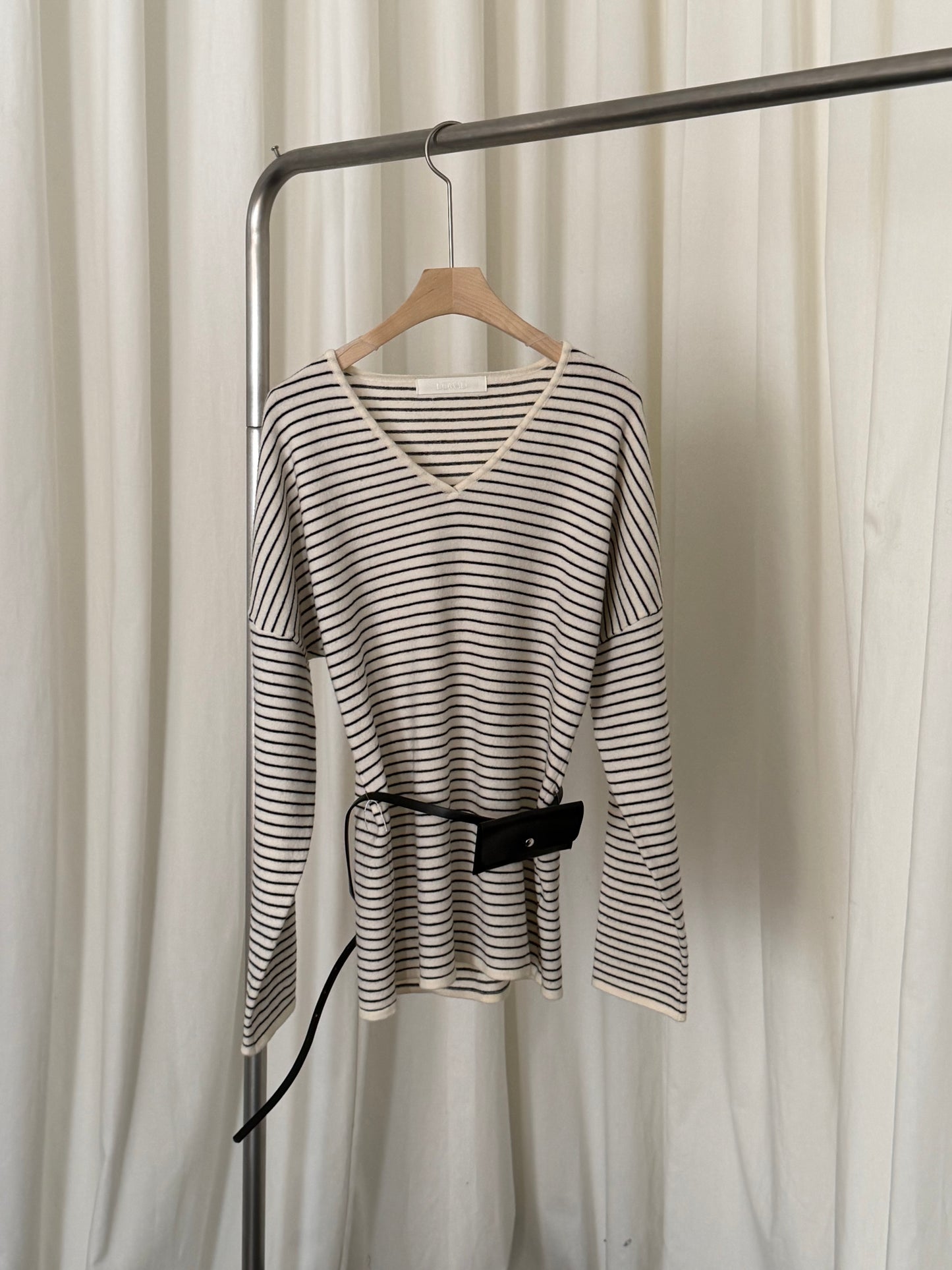 Spring V-nack knit with belt bag
