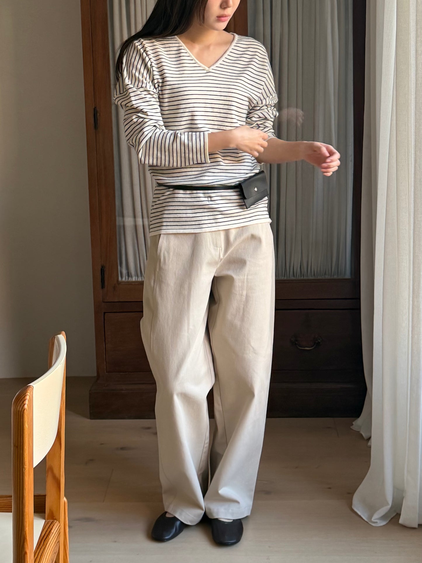 Spring V-nack knit with belt bag