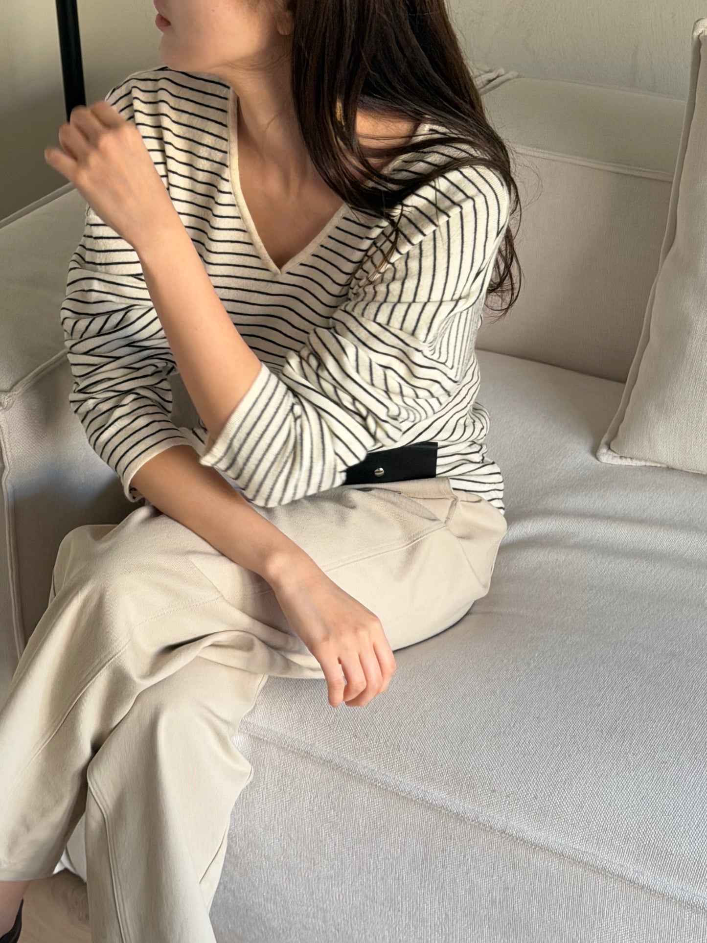 Spring V-nack knit with belt bag