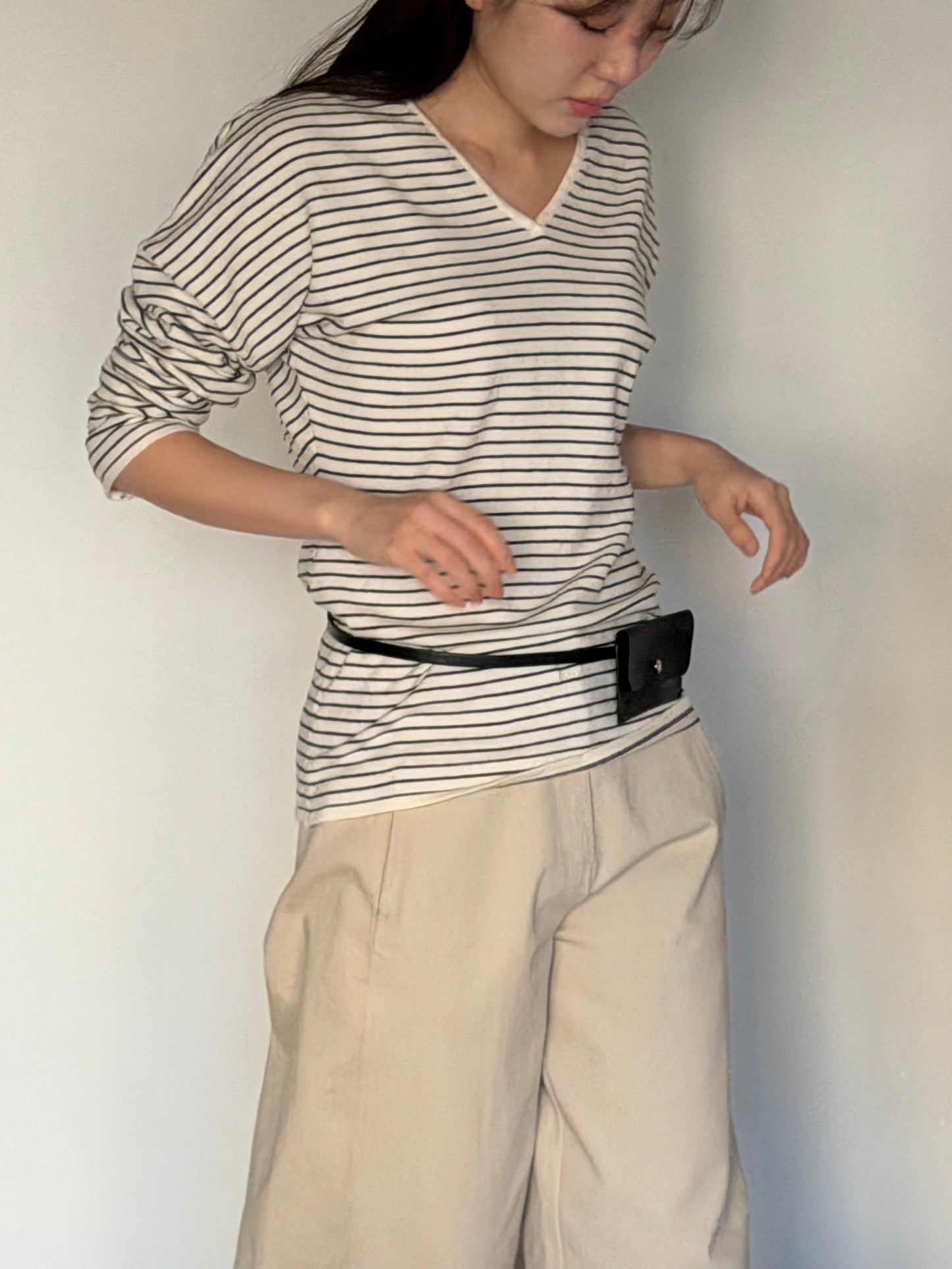 Spring V-nack knit with belt bag