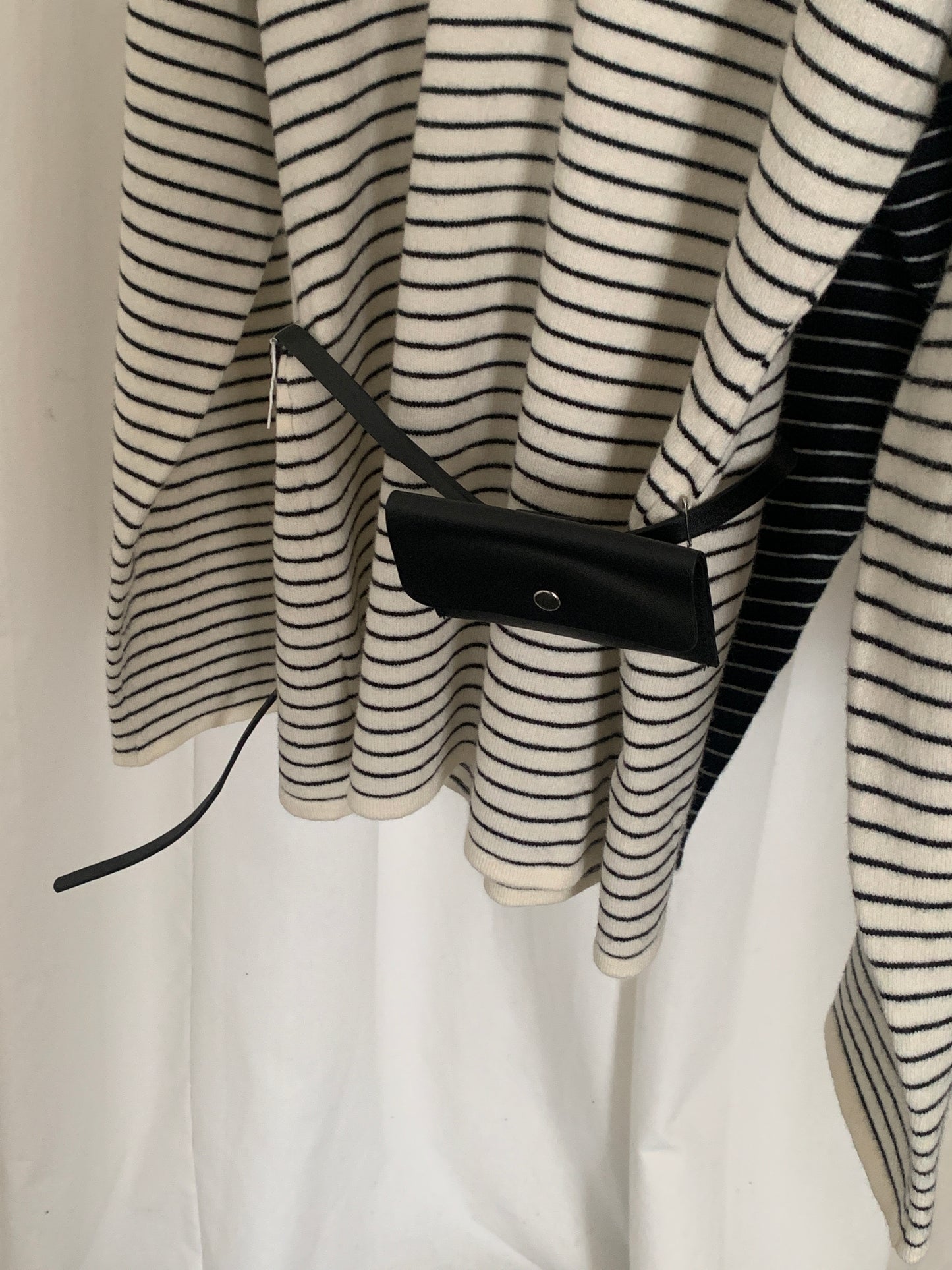 Spring V-nack knit with belt bag