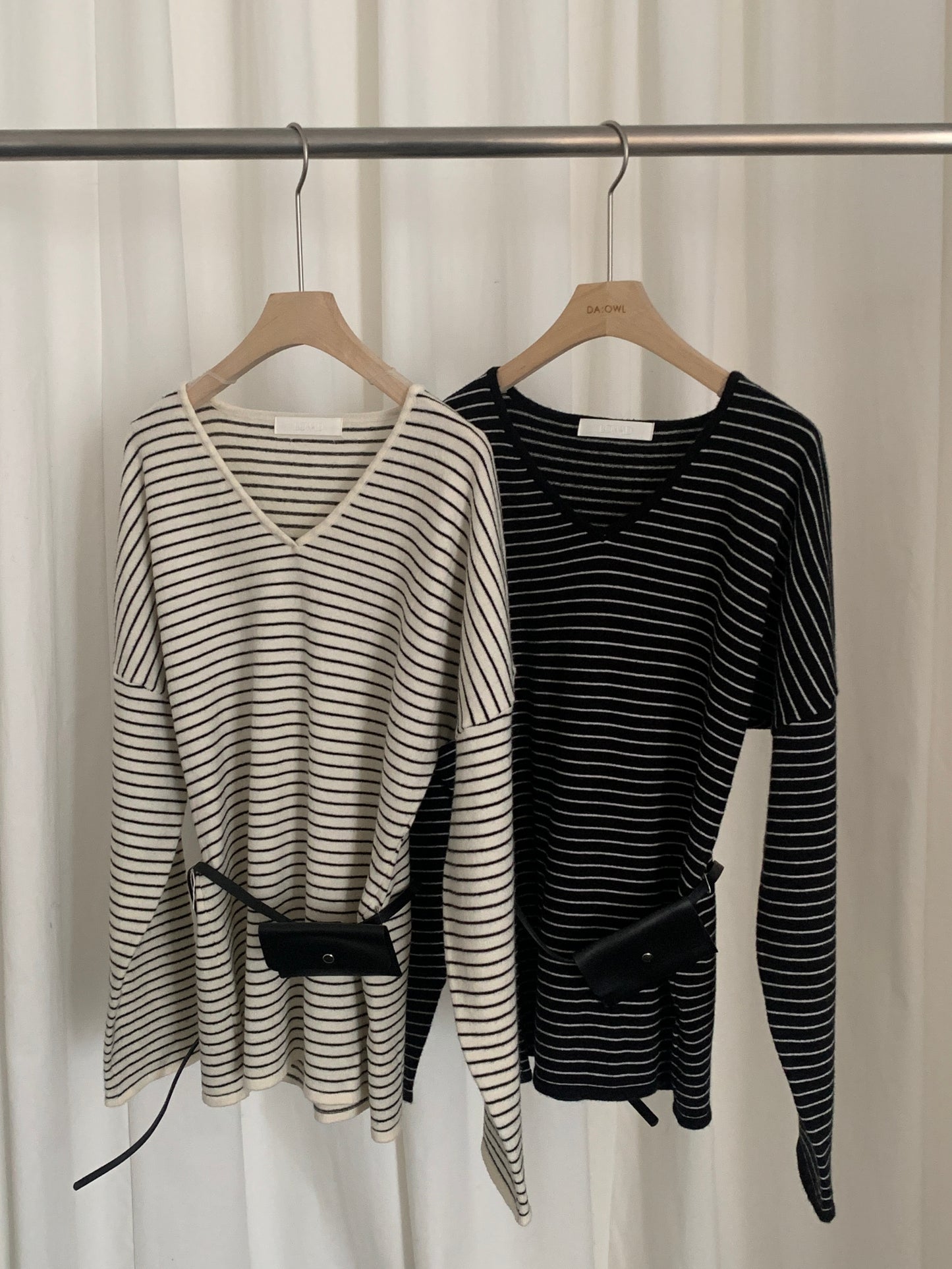 Spring V-nack knit with belt bag