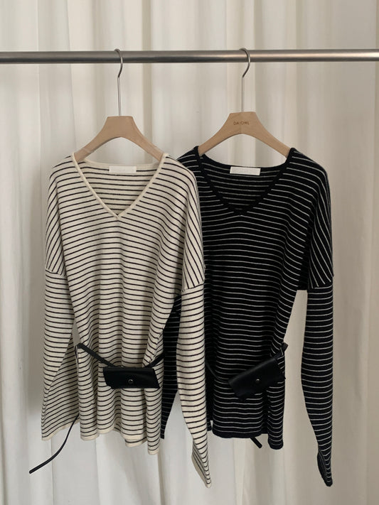 Spring V-nack knit with belt bag